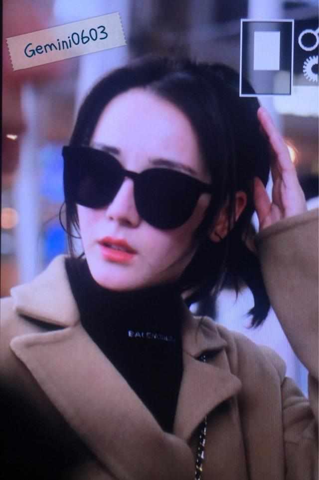 迪丽热巴现身机场:毛衣穿反,秋裤穿帮,鞋带也松了