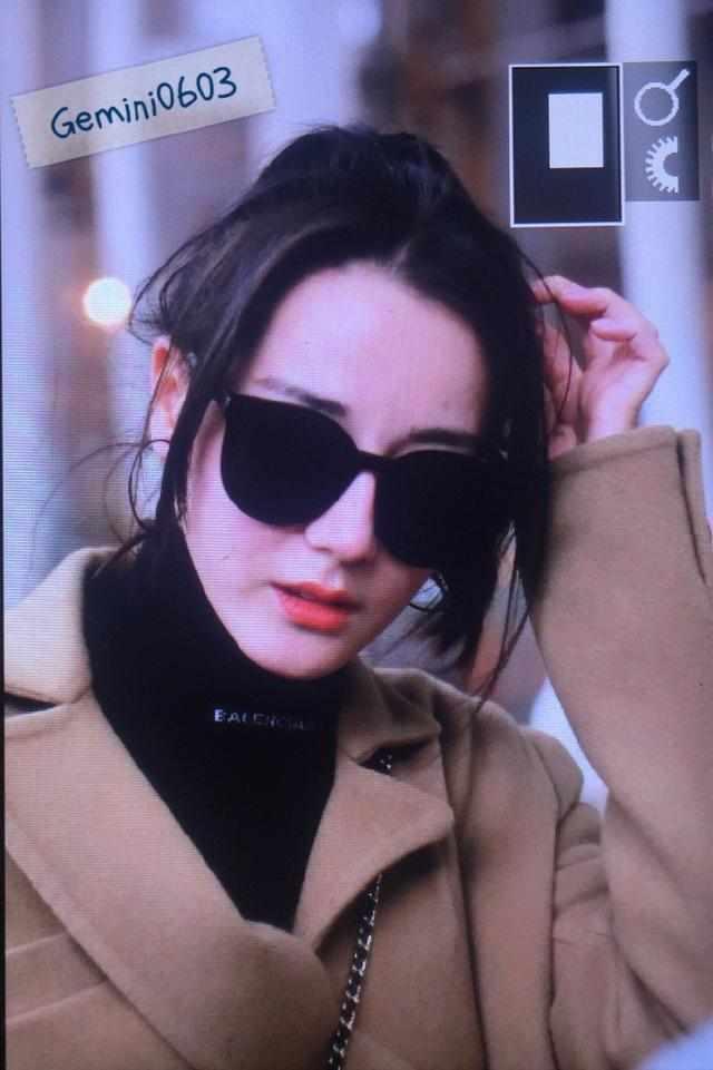 迪丽热巴现身机场:毛衣穿反,秋裤穿帮,鞋带也松了