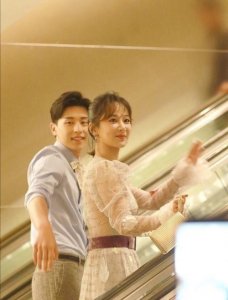 ​邓伦和杨紫一起出席活动，连领结都是情侣款