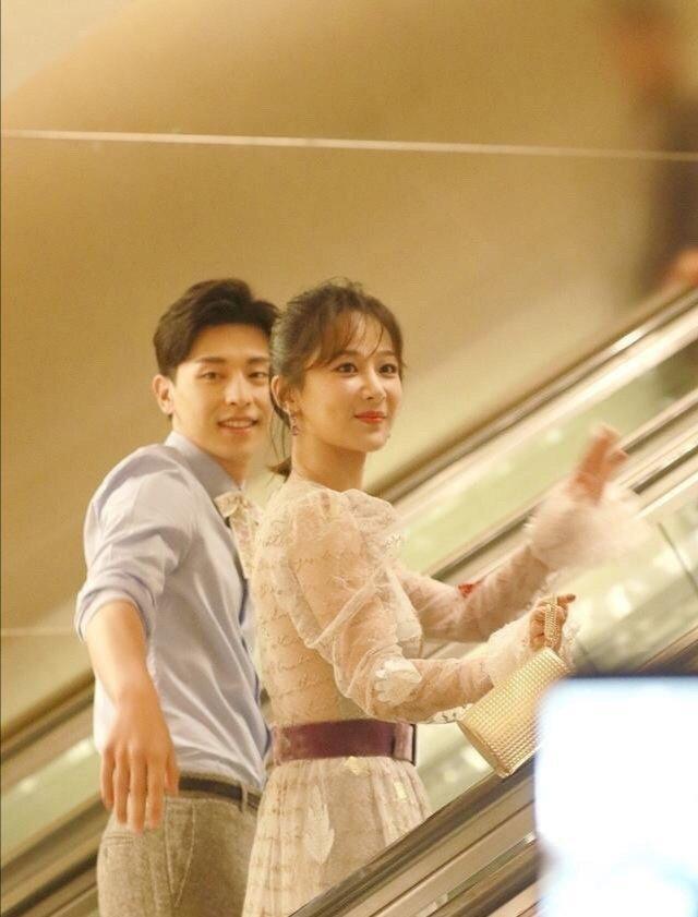 邓伦和杨紫一起出席活动，连领结都是情侣款