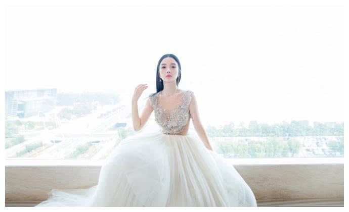 李小璐玩真空!半透明长裙出镜,好身材若隐若现