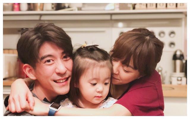 陈意涵晒与修杰楷搂脖子合照,被网友骂