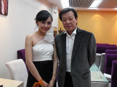 63岁寇世勋,现实版大老爷,两个漂亮老婆,儿子被称为最帅星二代