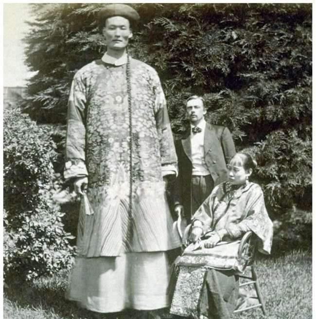 当年清朝身高3.19米的第一巨人,娶了英国妻子,如今子女怎样了?