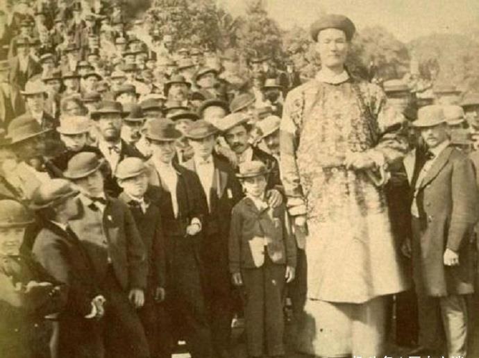 当年清朝身高3.19米的第一巨人,娶了英国妻子,如今子女怎样了?