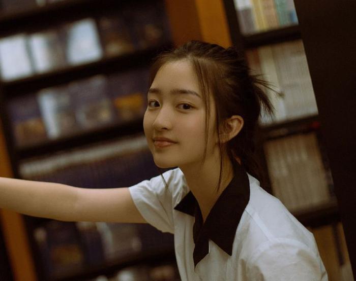 娱乐资讯:最美00后邓恩熙?颜值高演技好