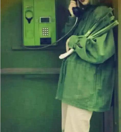 最近火了一种“卑微到尘埃里”的壁纸:别把我删了,行吗?