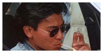 看剧中明星点烟,周润发经典,张国荣潇洒,乌鸦张耀扬最难学!