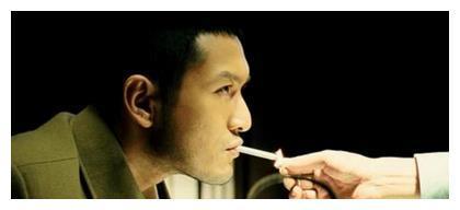 看剧中明星点烟,周润发经典,张国荣潇洒,乌鸦张耀扬最难学!