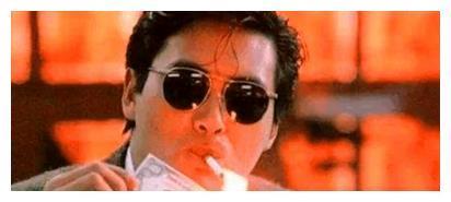 看剧中明星点烟,周润发经典,张国荣潇洒,乌鸦张耀扬最难学!