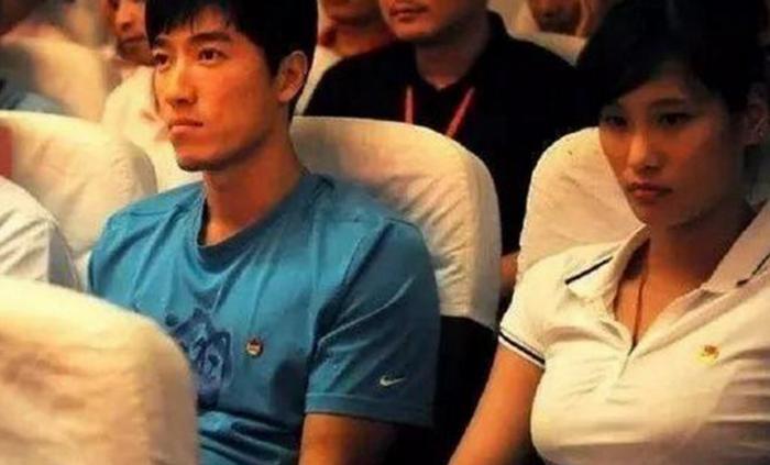 她是泳坛身材最好的女神,因一张合影爆红,结婚当天事业线抢镜!