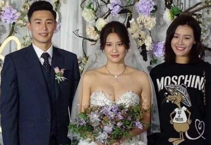 她是泳坛身材最好的女神,因一张合影爆红,结婚当天事业线抢镜!