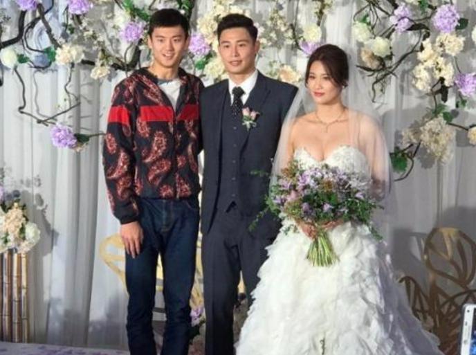 她是泳坛身材最好的女神,因一张合影爆红,结婚当天事业线抢镜!