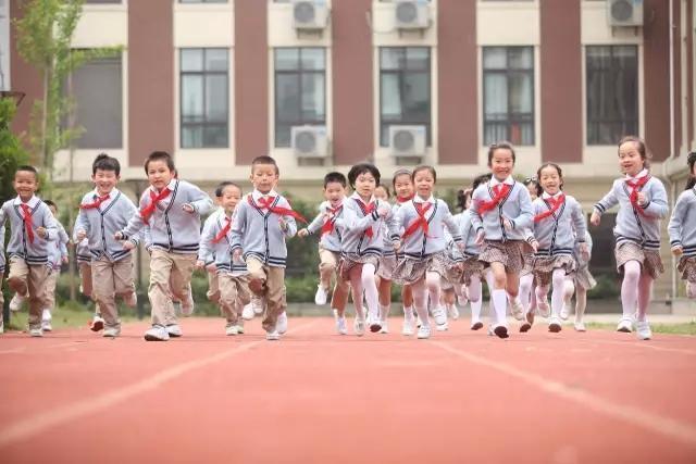 晚上一年学,对孩子的影响可不小,别错过最佳的入学时间