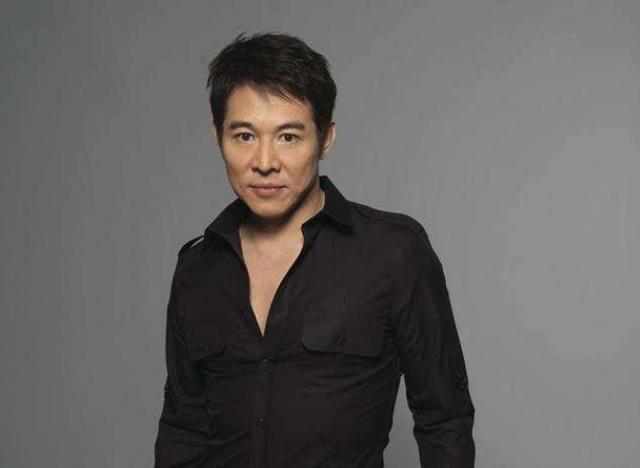 放弃中国国籍的3位明星,仍在中国捞金,最后一位让人心寒