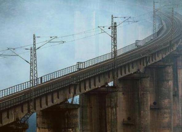 我国最悲壮大桥,所有火车经过都会鸣笛30秒,只为致敬这位英雄