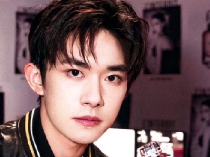 易烊千玺素颜图遭疯传,瞬间成粉丝壁纸,最后一张暴露真实颜值!