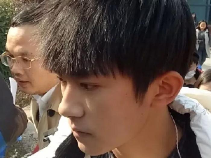 易烊千玺素颜图遭疯传,瞬间成粉丝壁纸,最后一张暴露真实颜值!