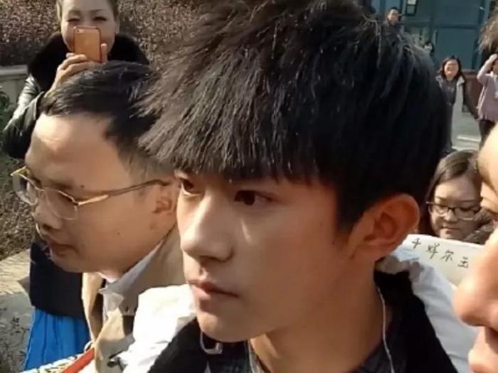 易烊千玺素颜图遭疯传,瞬间成粉丝壁纸,最后一张暴露真实颜值!