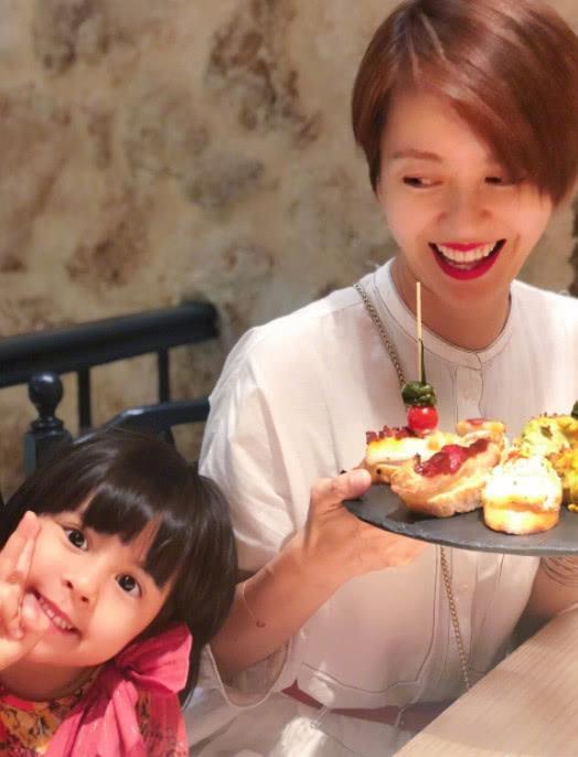 梁咏琪晒女儿近照,混血基因强大美到开挂,这才是最萌星二代!