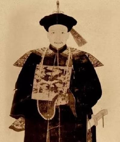 乾隆朝时著名大臣画像,图3是和珅的真实样貌,玉树临风帅气逼人