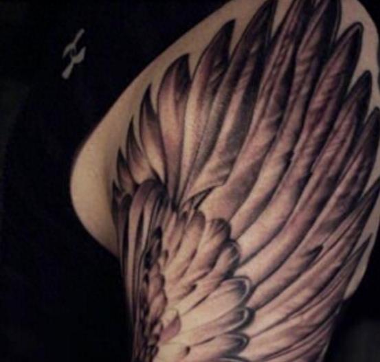 胡歌聚会秀“大花臂”,后背纹身十分抢眼,网友:酷毙了