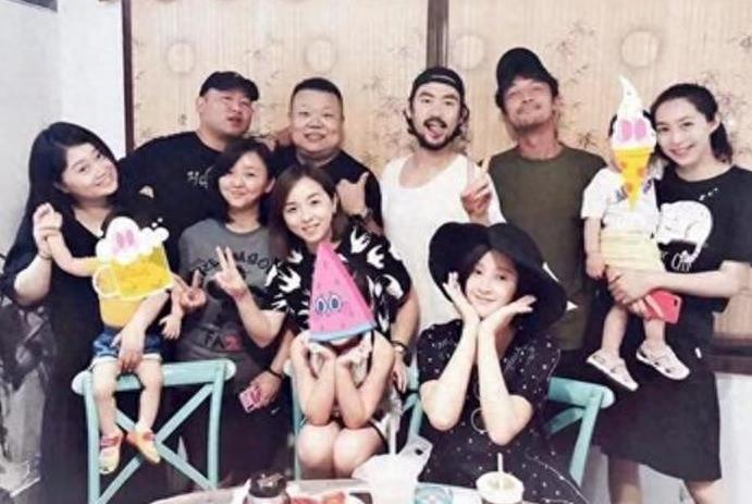 胡歌聚会秀“大花臂”,后背纹身十分抢眼,网友:酷毙了