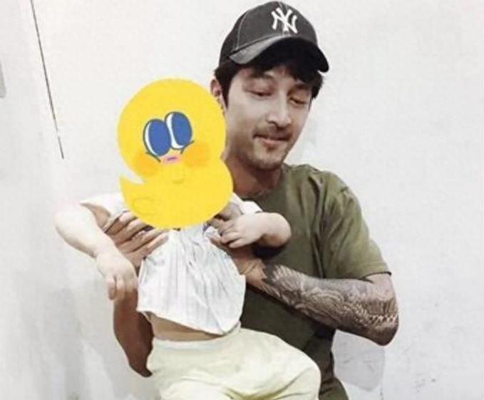 胡歌聚会秀“大花臂”,后背纹身十分抢眼,网友:酷毙了