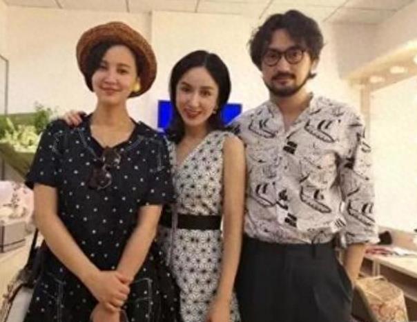 胡歌聚会秀“大花臂”,后背纹身十分抢眼,网友:酷毙了