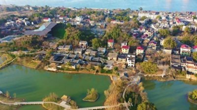 ​中国地域广阔，各地的春节习俗各异，以下是各地区的特色春节风俗