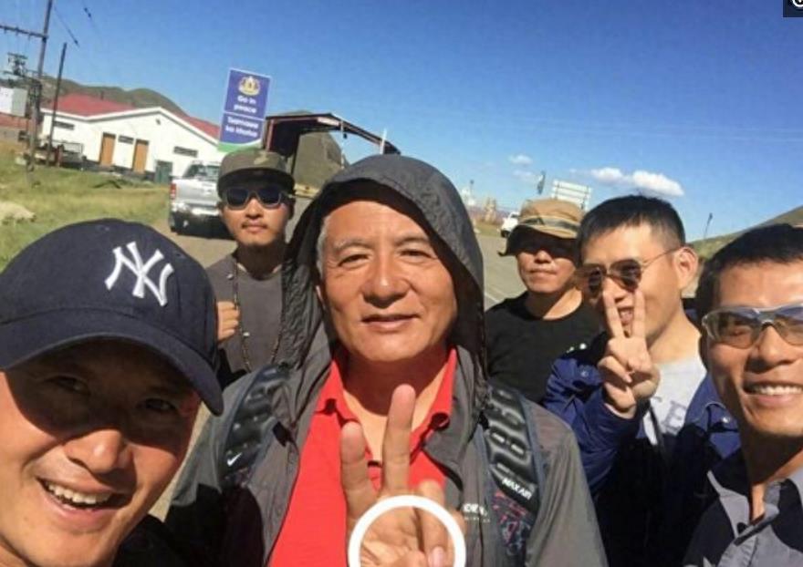 吴京的《战狼2》火了，却没人注意到他左手断掉的大拇指