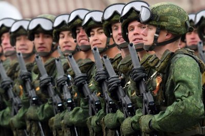 ​一个师多少人呢？美国17000人，印度15000人，我国呢？