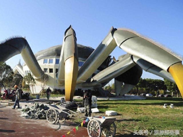 苏州打造了一座世界上最大的大闸蟹建筑，这只巨无霸的蟹超逼真！