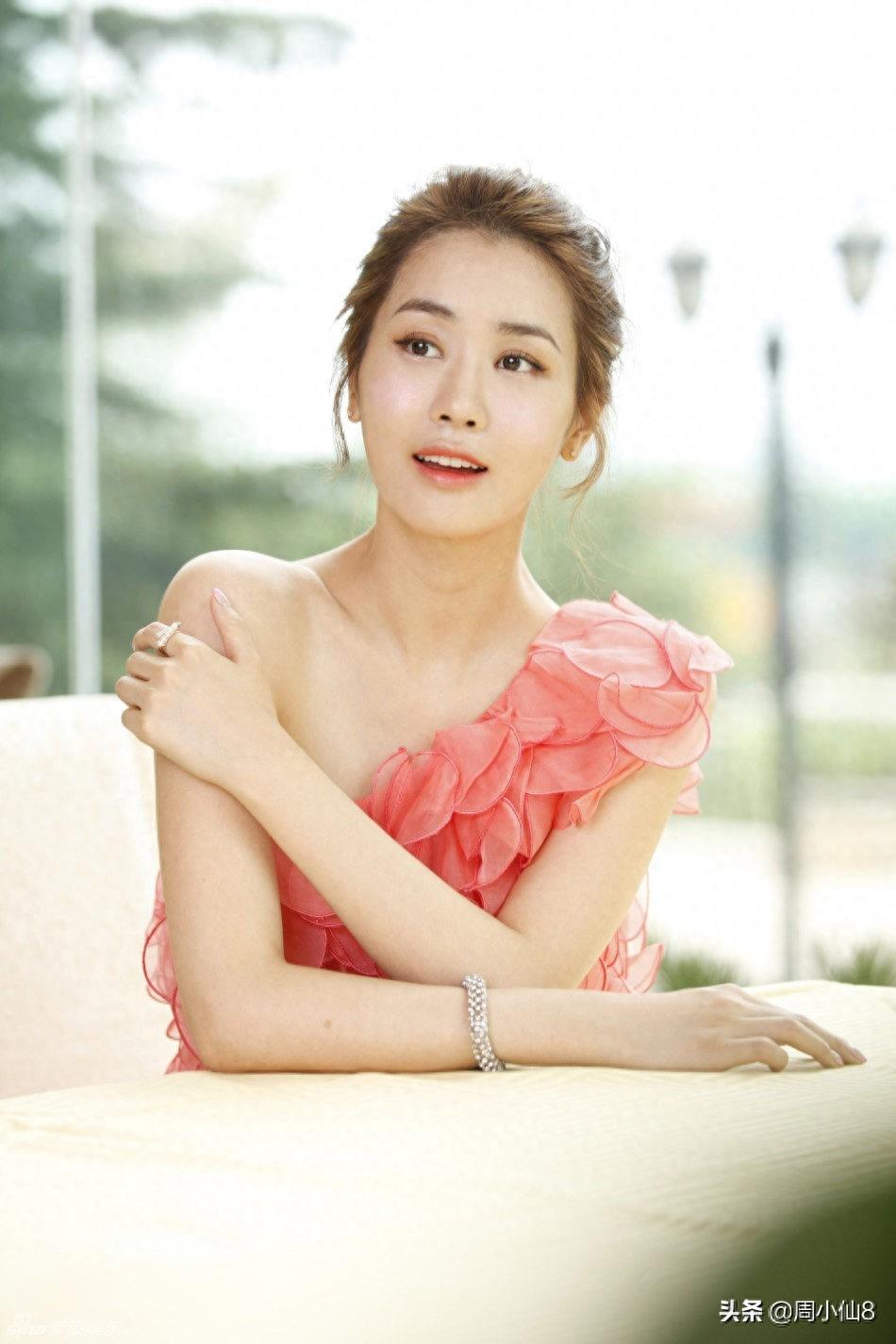 明星李多海，韩国娱乐圈偶像演员，性感迷人，被誉为“多栖艺人”