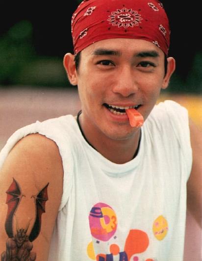 梁朝伟罕见青涩照合集：3岁就拥有一双迷人的电眼，娱乐圈里的“万人迷”真不是盖的！