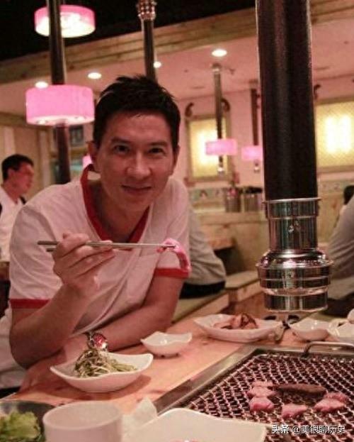 影帝张家辉珍藏版旧照：图6的表情特别逗，图9是情意绵绵的结婚照