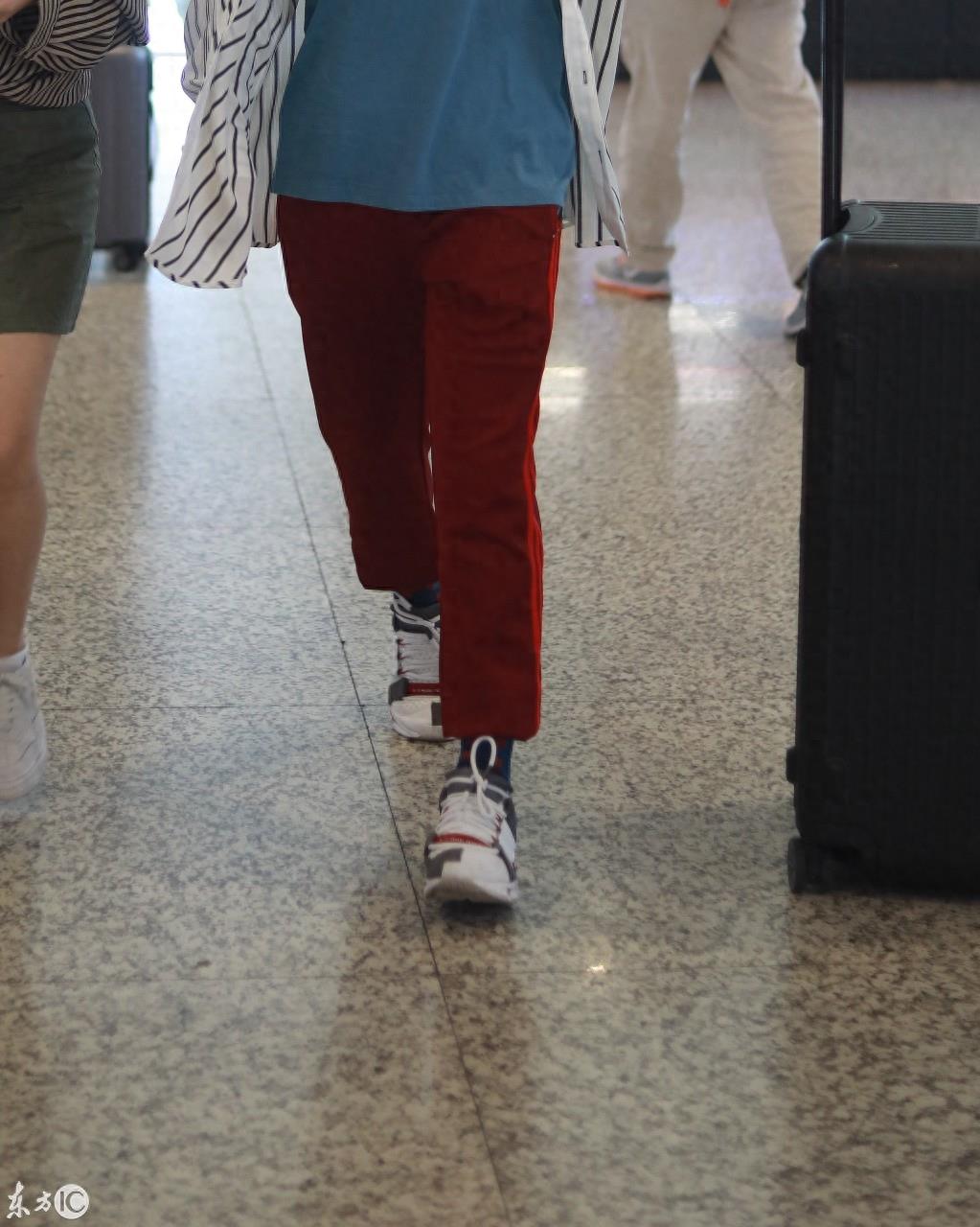 王栎鑫与妻子吴雅婷现身机场，结婚三年甜蜜如初