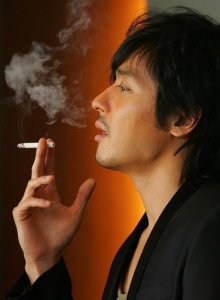 ​男人抽烟怎样的姿势才最帅，总有一款属于你 看自己是什么性格