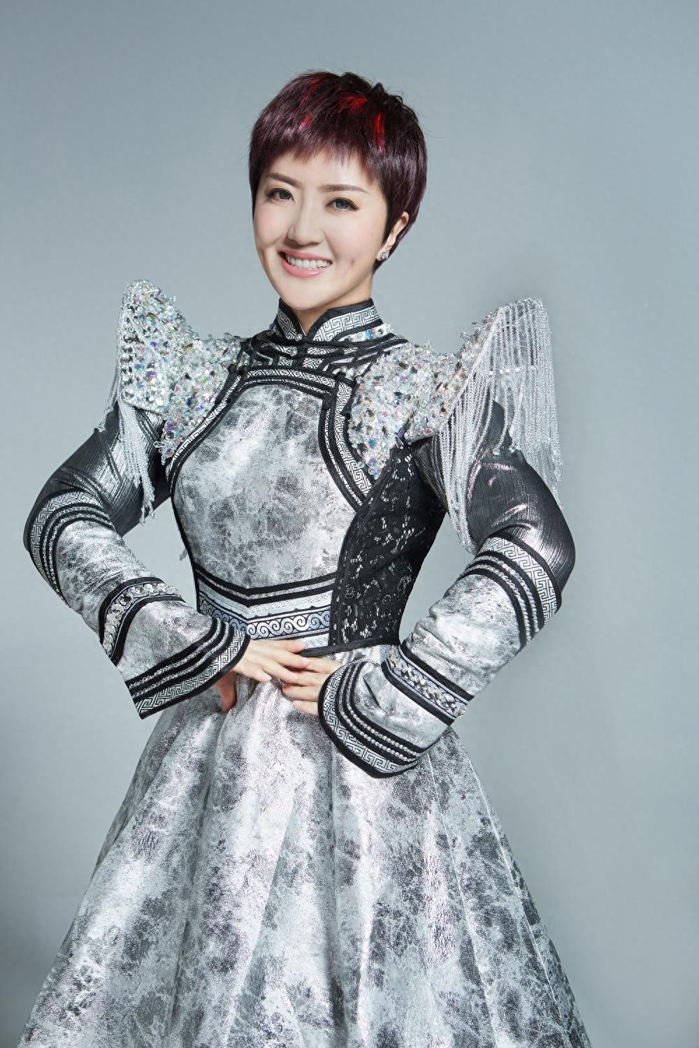 歌手格格写真大赏 气质惊艳美中带笑