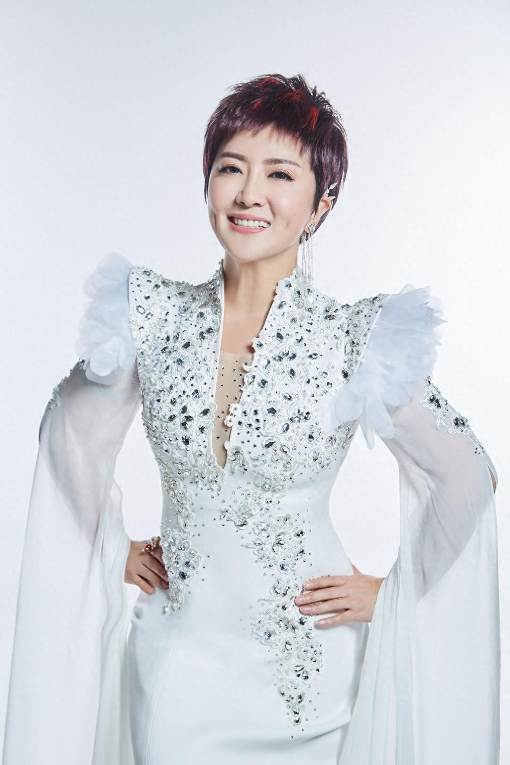 歌手格格写真大赏 气质惊艳美中带笑