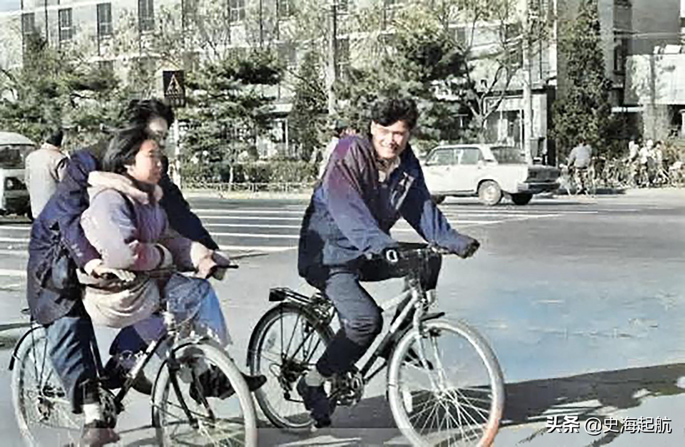 40年前老照片：带大梁杆的二八自行车，没有私家车，出行基本靠它