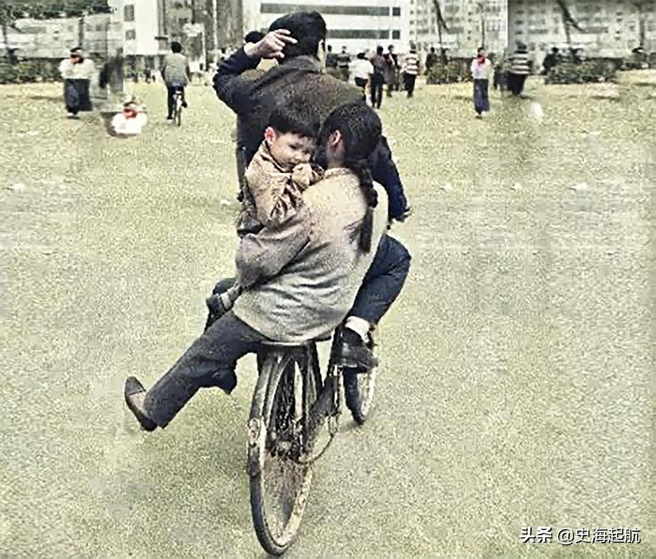 40年前老照片：带大梁杆的二八自行车，没有私家车，出行基本靠它