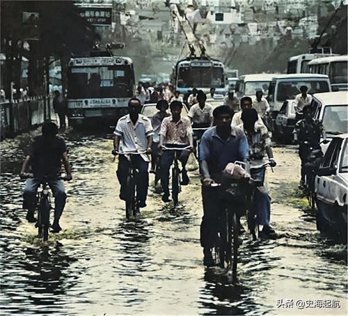 40年前老照片：带大梁杆的二八自行车，没有私家车，出行基本靠它