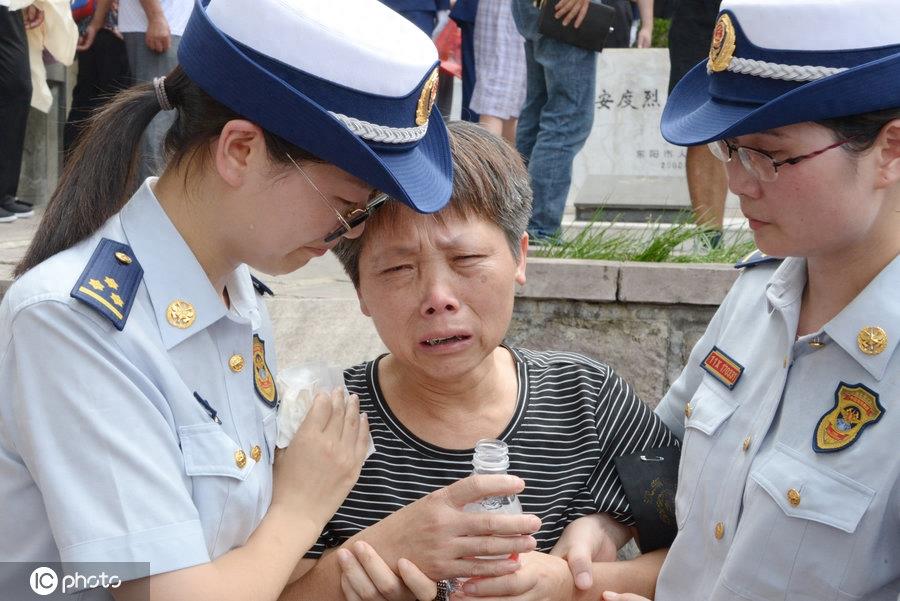 消防员吕挺魂归故里，为救落水群众牺牲，10万群众自发送别