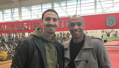 ​亨利造访曼联训练场，采访伊布并合影留念