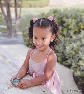 ​金·卡戴珊的小女儿芝加哥，从小就是美女胚