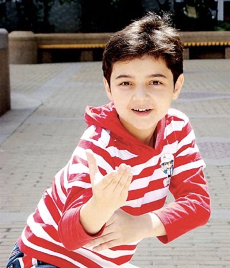 最帅童星阿尔法近照:9岁登春晚走红,现在长这样沦为路人无人识