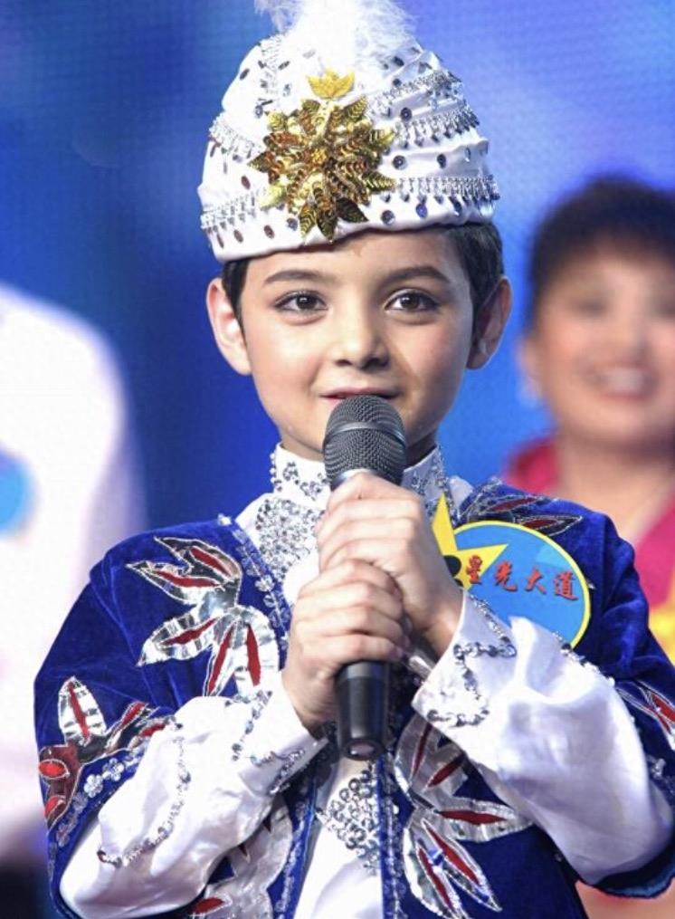 最帅童星阿尔法近照:9岁登春晚走红,现在长这样沦为路人无人识