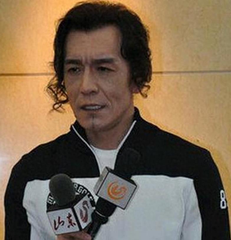 49岁李咏离开央视后近照,两眼无神、满脸憔悴