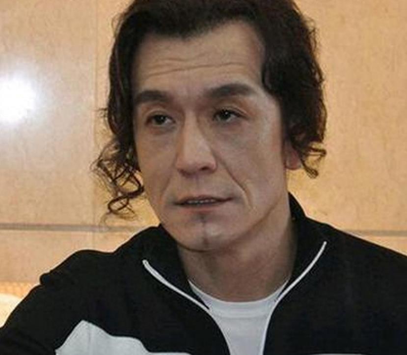 49岁李咏离开央视后近照,两眼无神、满脸憔悴